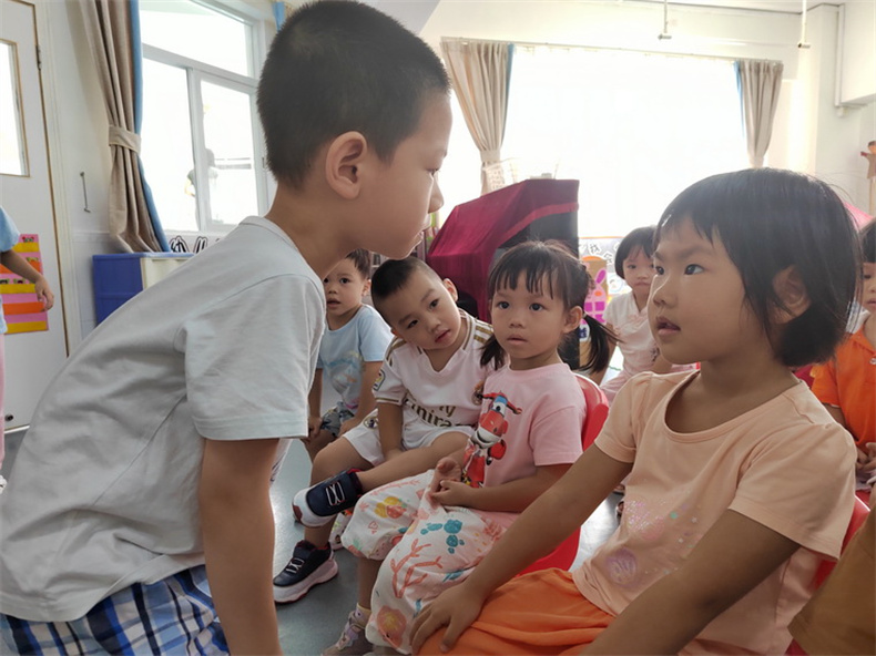 05哥哥为弟弟妹妹年儿歌.jpg