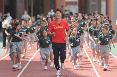 “今天的体育老师是苏炳添！”围观旧部前小学体育第一课→