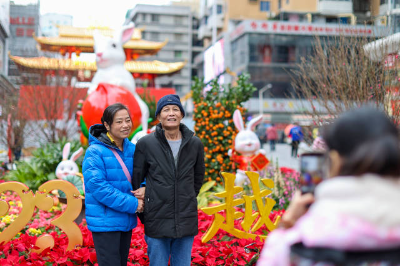 广州北京路步行街“热”起来，百年西湖花市主牌楼“岭南第一楼”露出真容