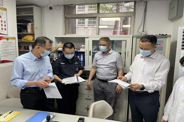 陈书记和胡副主任检查.png