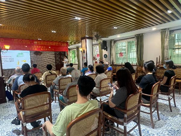 讲座现场认真听(1).jpg