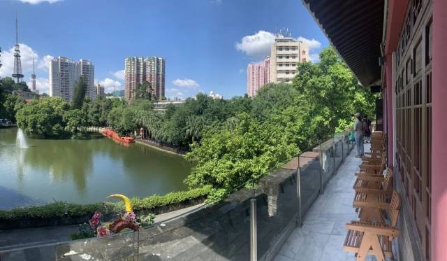 城门楼外貌古朴，砖墙齐整，巍然屹立，稳固又威严。