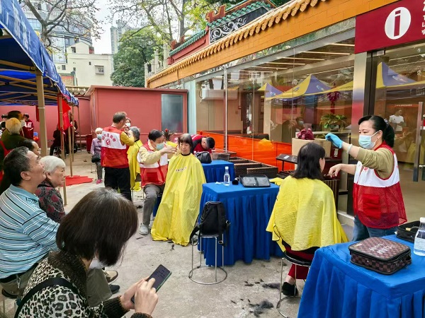 “弘扬雷锋精神  凝聚志愿力量”党群先锋志愿服务活动2.jpg