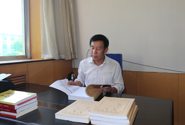 工作中的郝存喜 工作中的郝存喜